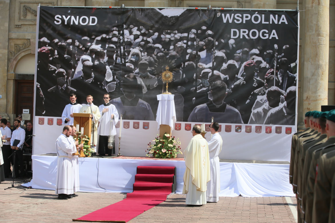 Centralna procesja Bożego Ciała w Warszawie. Ołtarze nawiązywały do wojny