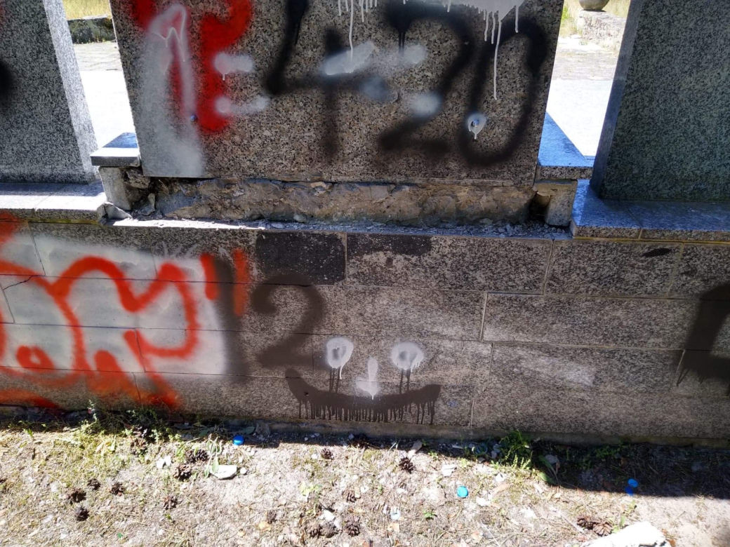 Zdewastowane pomniki na cmentarzu żołnierzy radzieckich w Rawiczu
