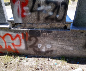 Zdewastowane pomniki na cmentarzu żołnierzy radzieckich w Rawiczu