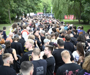 Fani i fanki czekają na System of a Down i Queens of the Stone Age! Zobacz zdjęcia spod PGE Narodowego