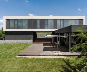 Bryła domu jest architektoniczną ramą. Dom własny architekta Roberta Skitka