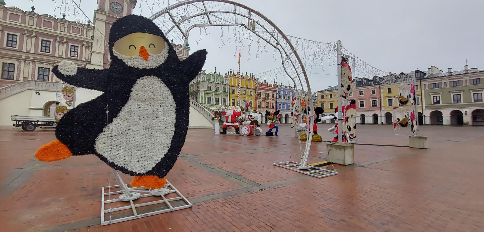 Bajkowa instalacja przed zamojski ratuszem