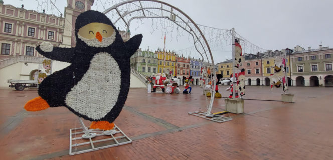 Bajkowa instalacja przed zamojski ratuszem