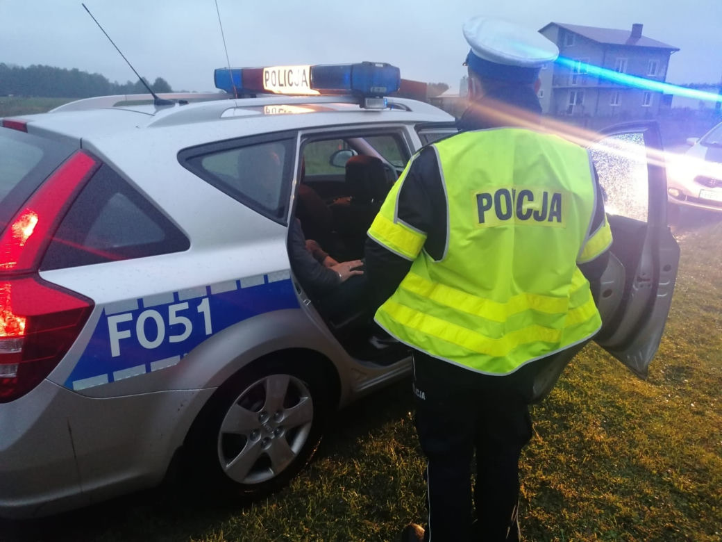 Był tak spragniony, że „setkę” i trzy piwa wypił pod sklepem. SKOŃCZYŁ NA PŁOCIE!