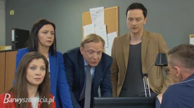 Barwy szczęścia odcinek 1492. Szczepan (Arkadiusz Janiczek), Klaudia (Anna Grycewicz), Władek (Przemysław Stippa), Sabina (Barbara Kurzaj)