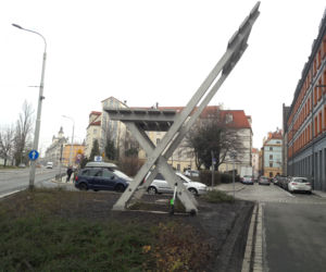 Zdjęcie źle zaparkowanej hulajnogi
