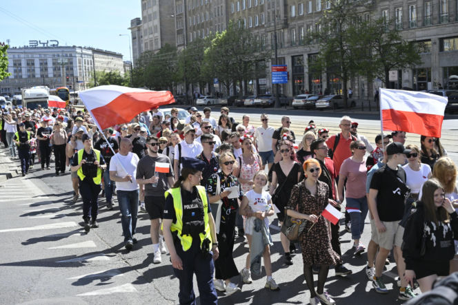 Warszawa.  Marsz Konstytucji 3 Maja