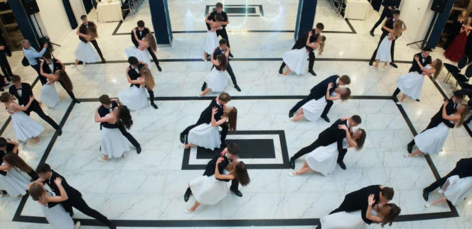 Ta studniówka przejdzie do historii. Zrezygnowali z poloneza i podbijają internet