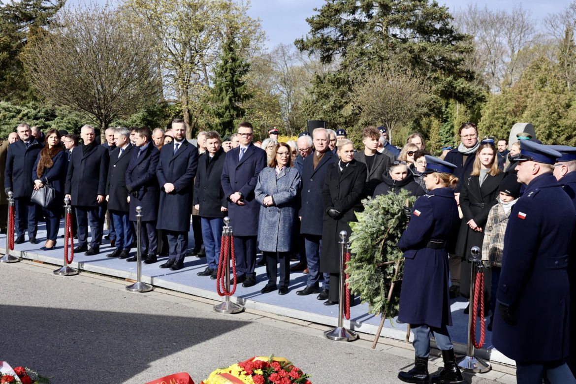 Joanna Racewicz ociera łzy przy grobie męża, pocieszyła ją Barbara Nowacka