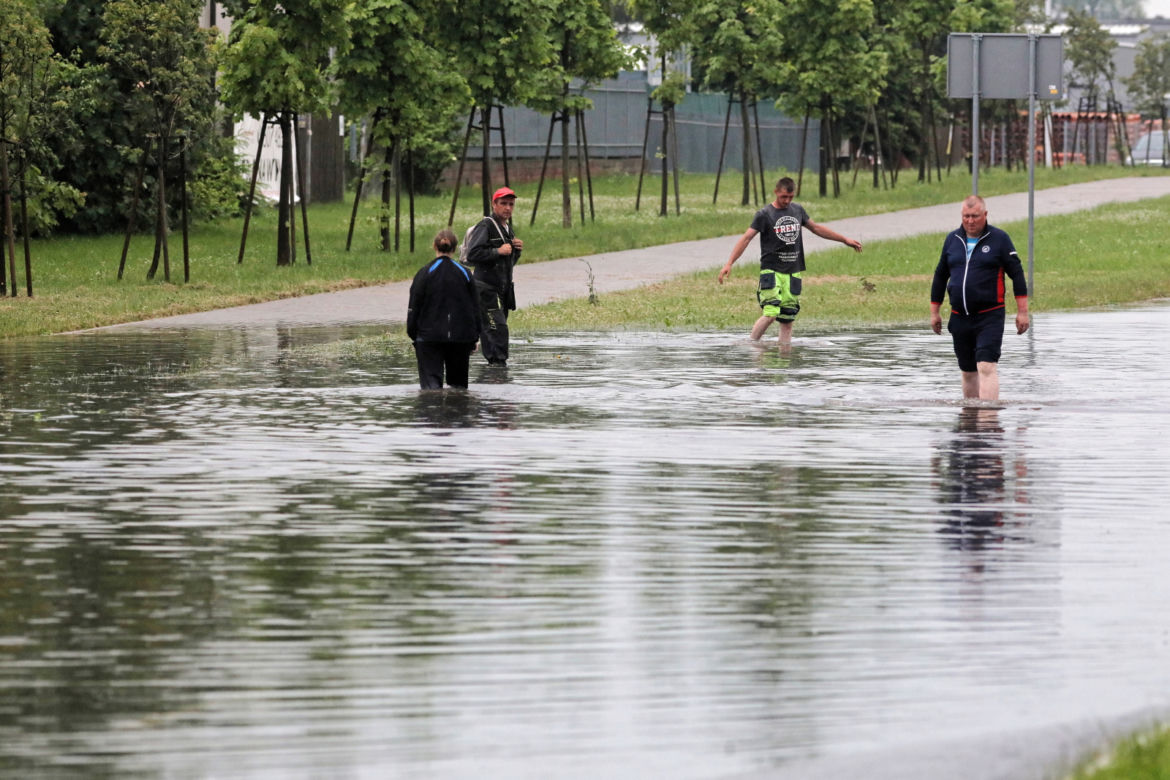 Suwałki zalane! Zatopione ulice i posesje po ulewnym deszczu [ZDJĘCIA]