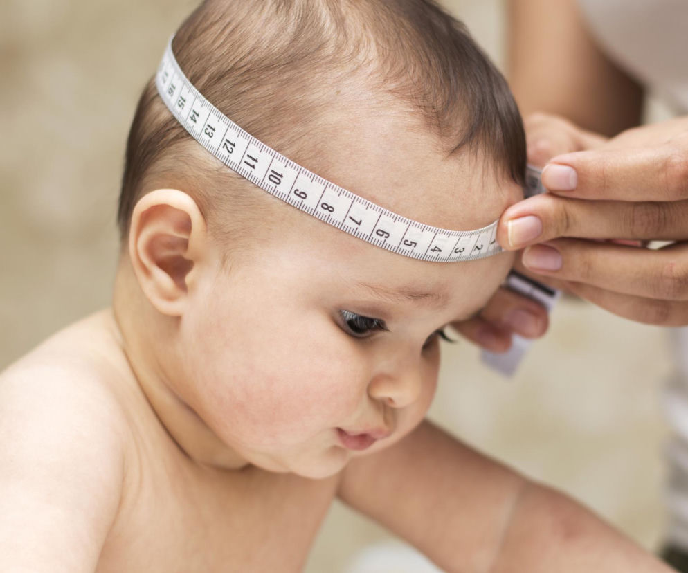 Płaska główka u niemowlaka to nie tylko estetyka. Winne leżaczki?