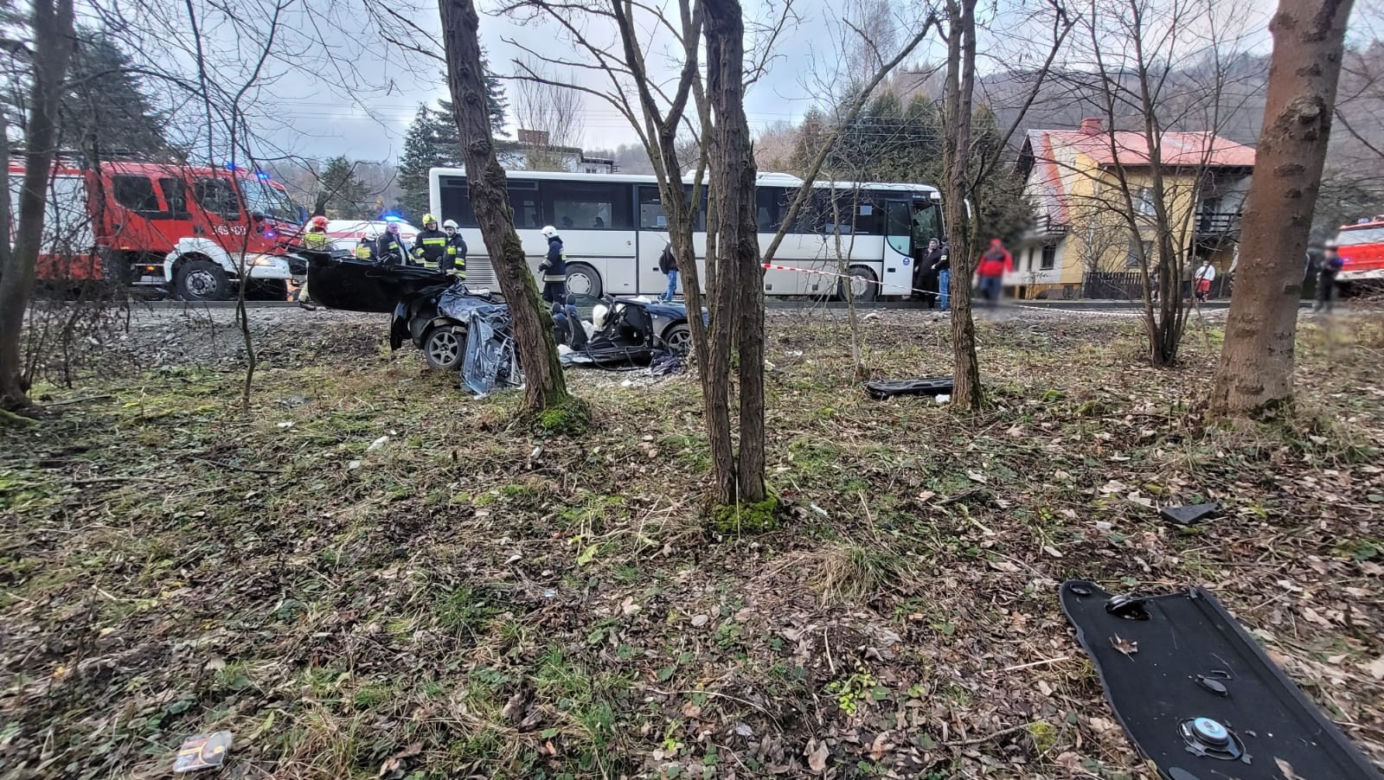 Łomnica-Zdrój. Zderzenie audi z autobusem setra. Strażacy odcięli dach osobówki