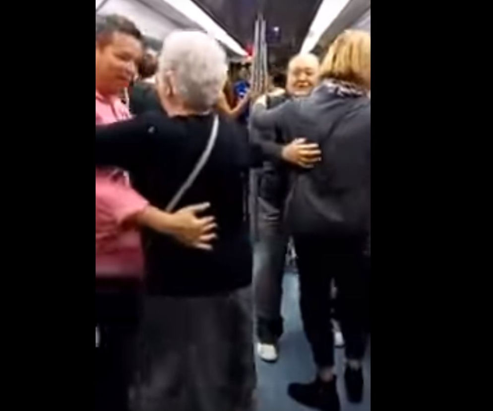 Jak zabawa, to zabawa! Tak SENIORZY rozkręcili imprezę w metrze [WIDEO]