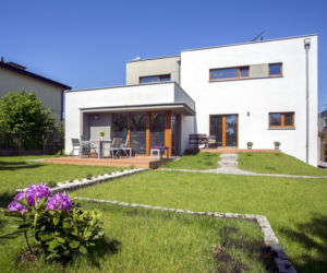 Dom kostka z lat 50. po przebudowie