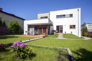 Dom kostka z lat 50. po przebudowie