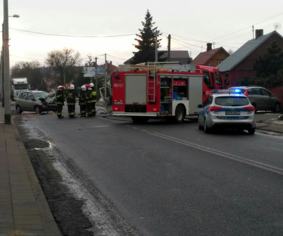 Sokółka. Wypadek na ul. Białostockiej. Czołowe zderzenie toyoty z autem dostawczym