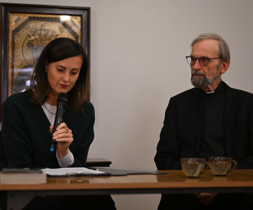 Spotkanie z ks. Manfredem Deselaersem w sali parafialnej przy katedrze w Koszalinie prowadziła Alicja Górska z Radia Plus Koszalin