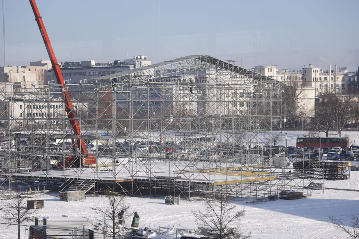 WOŚP 2024, Warszawa. Scena już powstaje na Błoniach Narodowego - zdjęcia