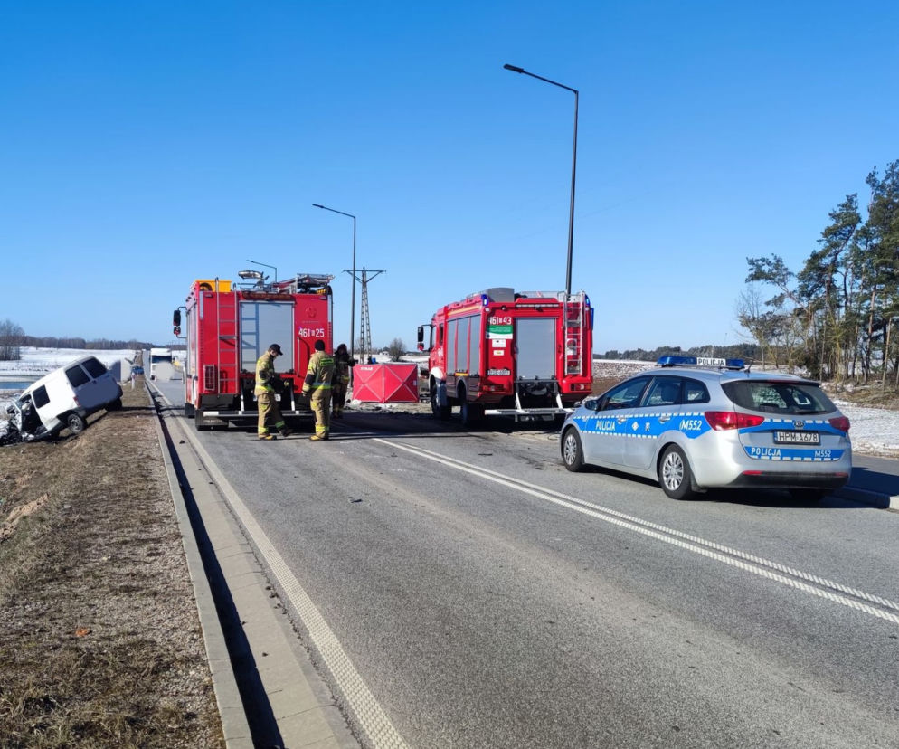 Czołowe zderzenie w Podlaskiem. Pasażer mitsubishi zginął na miejscu. 3 osoby w szpitalu
