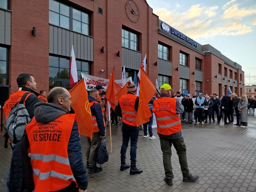 Pracownicy Zakładu Linii Kolejowych pikietowali w Siedlcach! Poparli ich siedleccy radni
