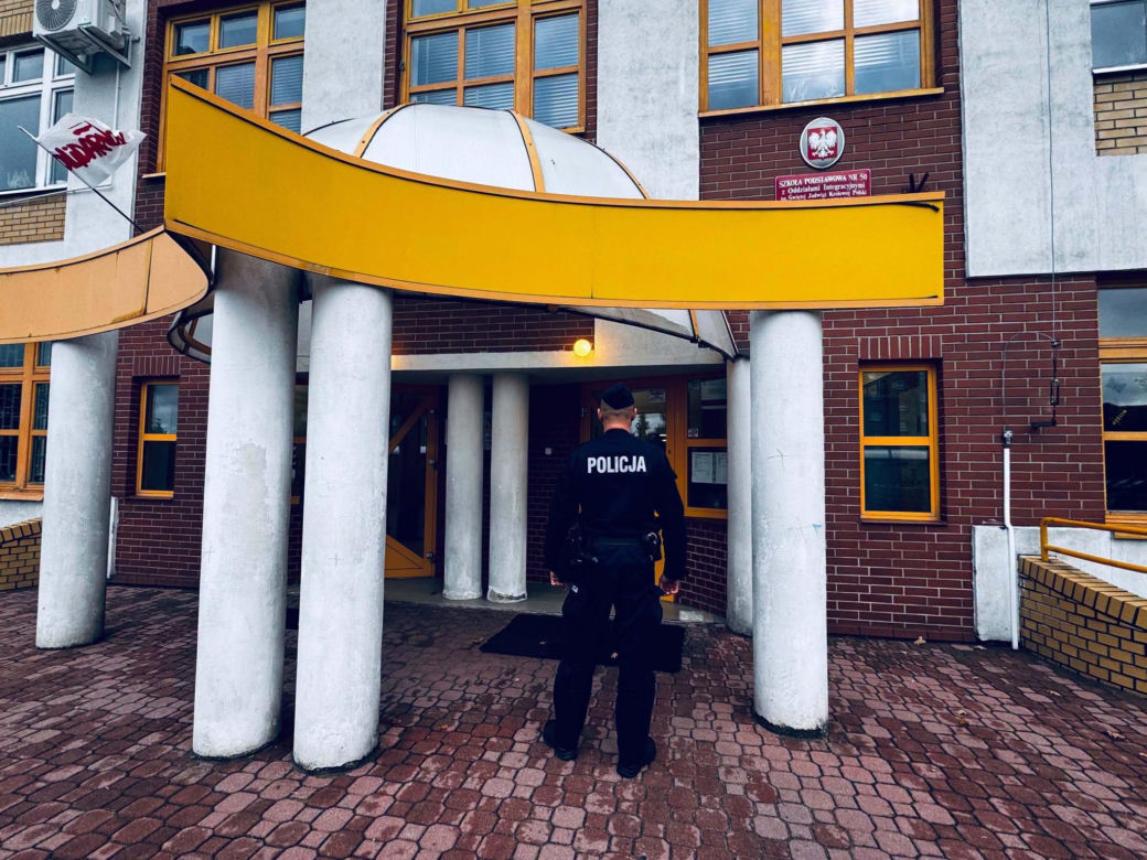 Radiowozy przed szkołami w Podlaskiem. Policja uspokaja rodziców i uczniów