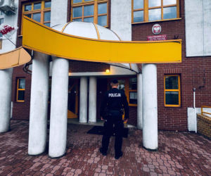 Radiowozy przed szkołami w Podlaskiem. Policja uspokaja rodziców i uczniów