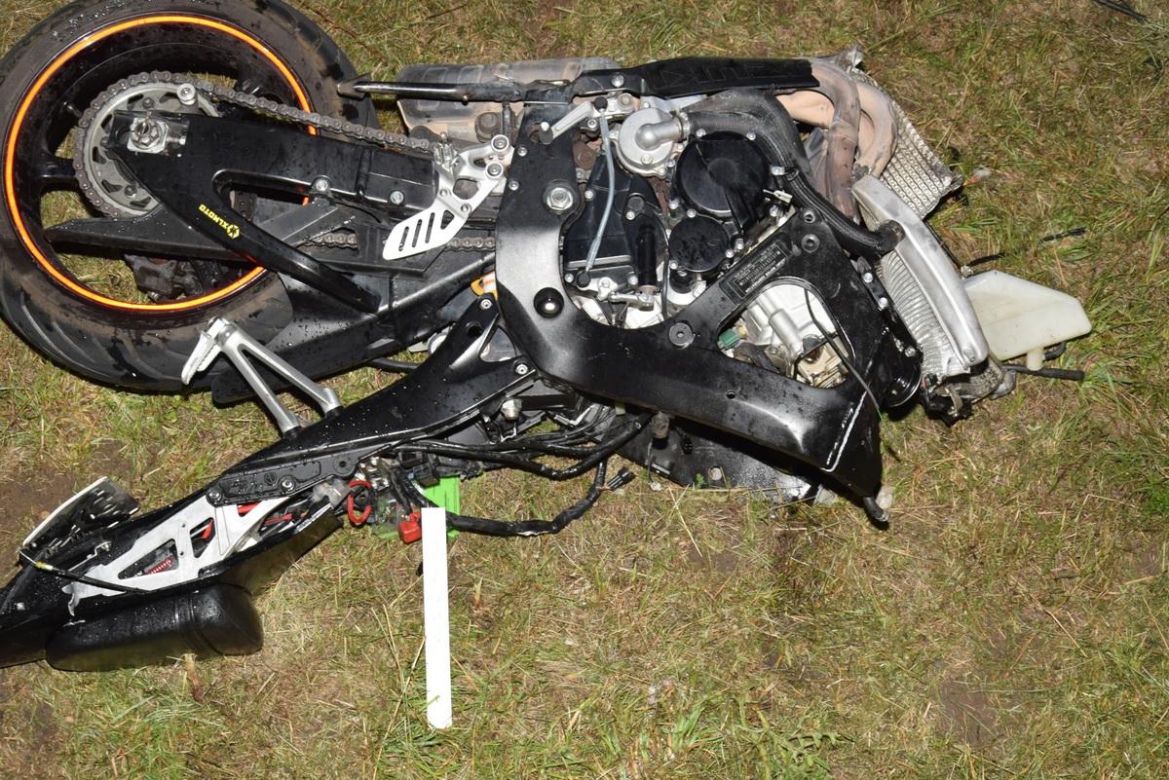 Jeden roztrzaskał się o traktor, drugi o osobówkę. Dwaj motocykliści zginęli na tej samej drodze
