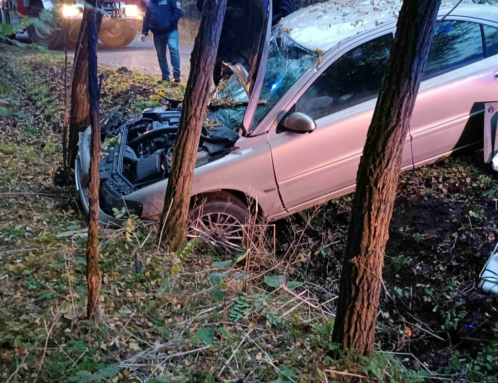 Domanice. Rozbili się na drzewie, gdy jechali na cmentarz. Dwie osoby ranne