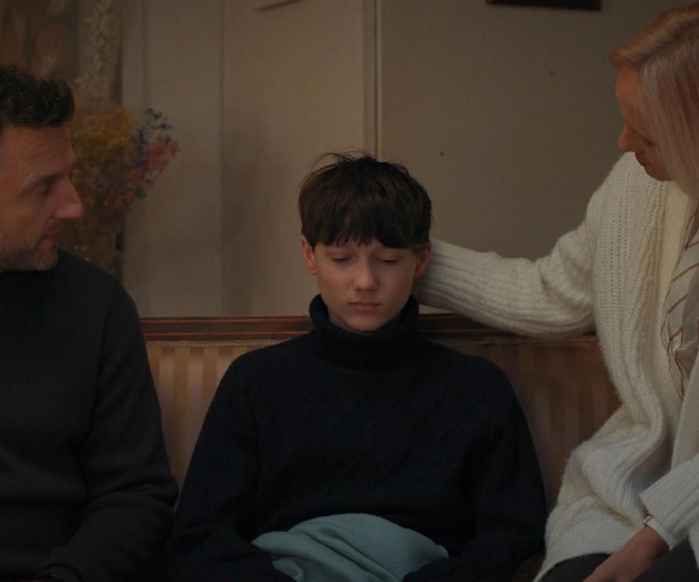 Bartek Lisiecki (Arkadiusz Smoleński), Franek (Jarosław Śmigielski) i Dorota (Iwona Rejzner) siedzą na kanapie w salonie, rozmawiając po dramatycznych wydarzeniach. Franek siedzi z zasmuconą miną, a Dorota obejmuje go. Więcej o ich losach na Super Seriale.