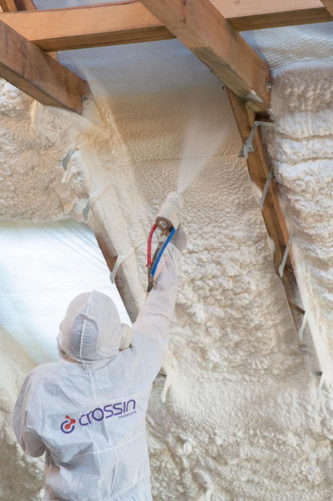 nakładanie izolacji dachowej