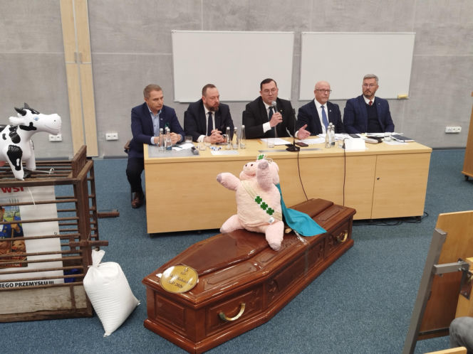 Protest rolników na spotkaniu z ministrem rolnictwa na Uniwersytecie w Siedlcach