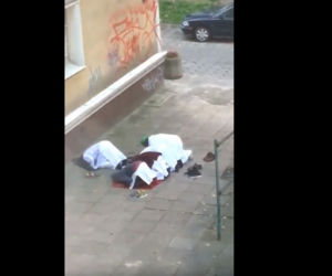Muzułmanie MODLĄ się w centrum Warszawy.