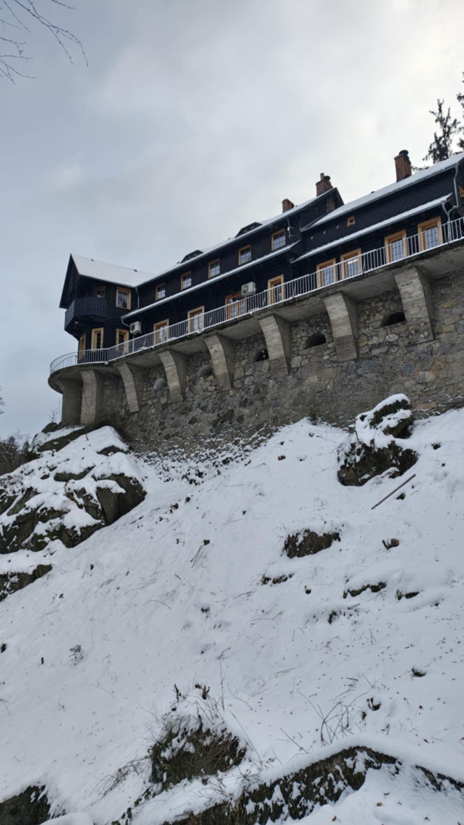 Perła Zachodu zimą zachwyca. Ten kultowy szlak prowadzi do schroniska nad przepaścią