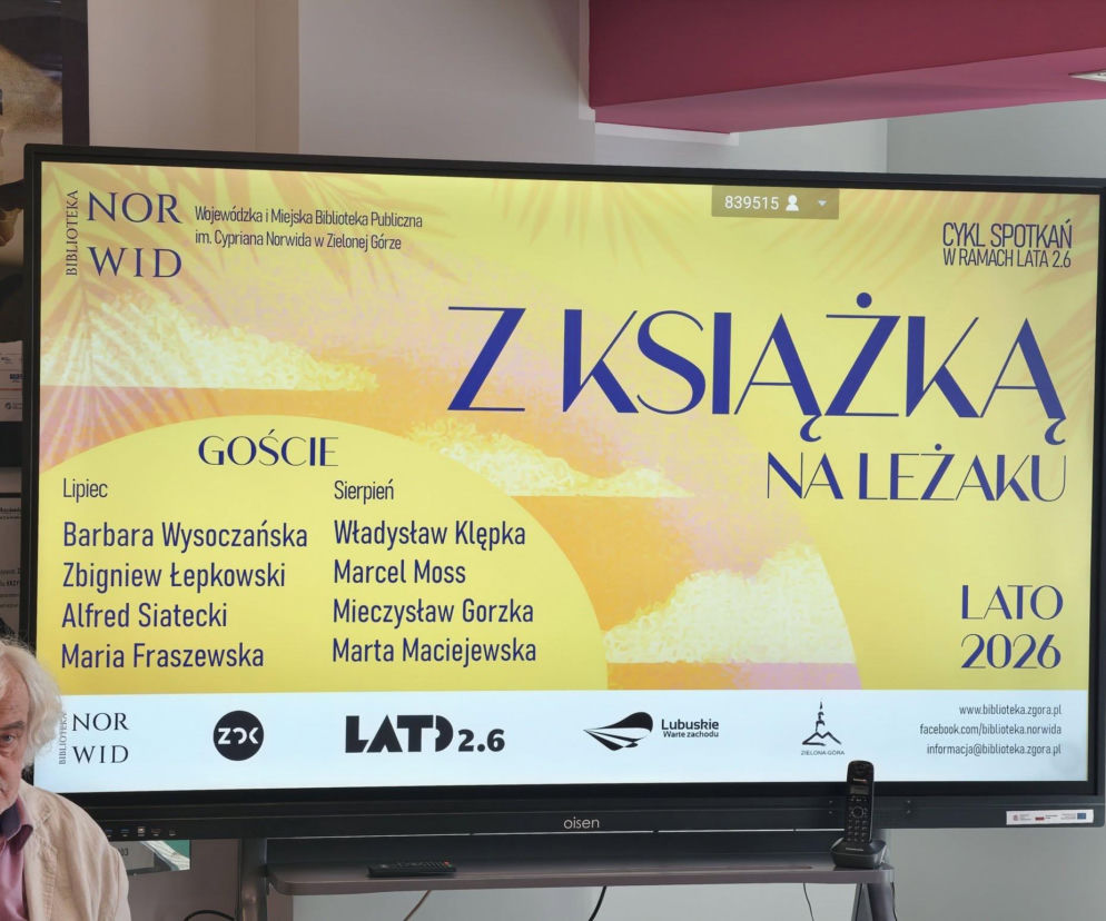 Ekran przedstawiający plakat wydarzenia Z Książką na Leżaku z listą gości, pisarzy, którzy spotkają się z czytelnikami w lipcu i sierpniu w Wojewódzkiej i Miejskiej Bibliotece Publicznej im. Cypriana Norwida w Zielonej Górze. Na naszym portalu możesz przeczytać o tym wydarzeniu i dowiedzieć się, jak wziąć udział.