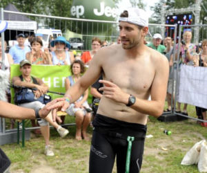 Maciej Dowbor z OGOLONĄ KLATĄ PŁACZE na trawie