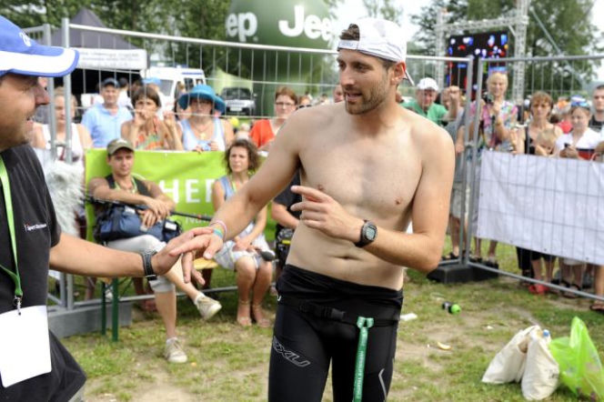 Maciej Dowbor z OGOLONĄ KLATĄ PŁACZE na trawie