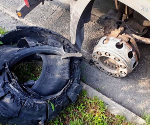 Jechał bez opony i uszkodził 6 km drogi