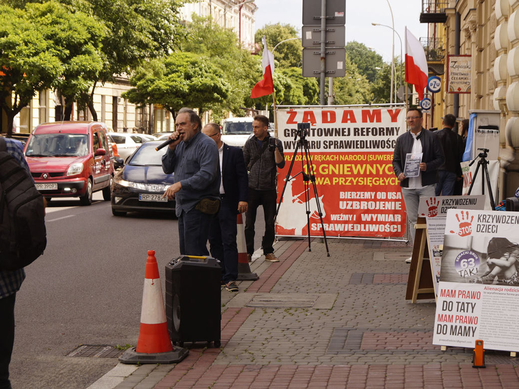 Protest rodziców przeciw alienacji pod sądem w Przemyślu