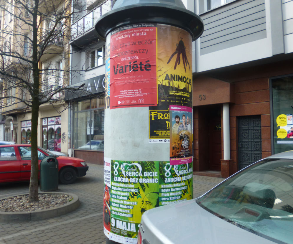 Na Gdańskiej pojawiły się już nowe, podświetlane słupy ogłoszeniowe