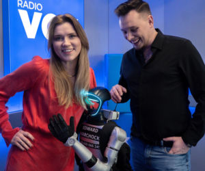 Robot Edward w VOX FM