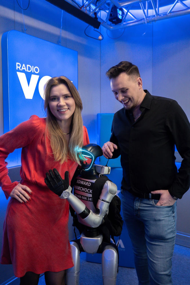 Robot Edward w VOX FM