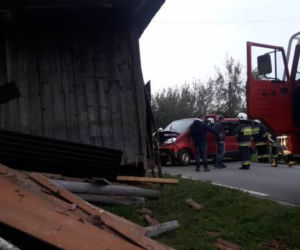 Kicznia. Uderzył samochodem w budynek. Wszystko przez dzikie zwierzę
