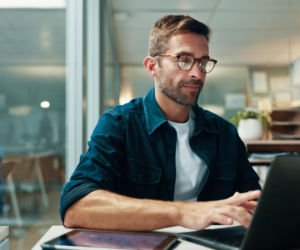 Czy AI po cichu nam szkodzi? Nowe badanie rzuca światło na nasze zdrowie psychiczne