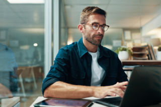 Czy AI po cichu nam szkodzi? Nowe badanie rzuca światło na nasze zdrowie psychiczne