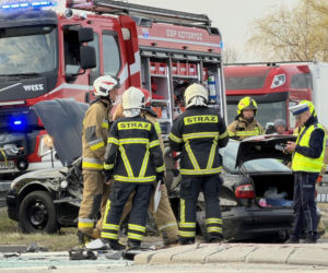 Koszmarna kraksa kilku aut na drodze krajowej pod Warszawą. Lądował śmigłowiec LPR
