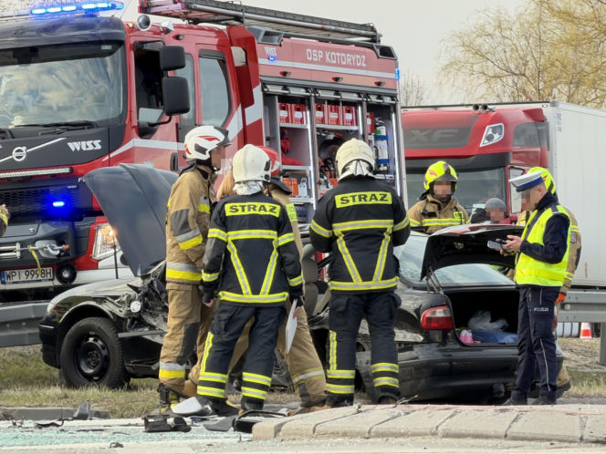Koszmarna kraksa kilku aut na drodze krajowej pod Warszawą. Lądował śmigłowiec LPR