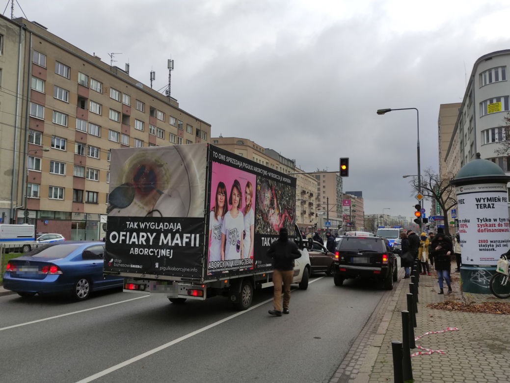 Ogromna awantura na ul. Puławskiej. Zablokowali furgonetkę antyaborcyjną 