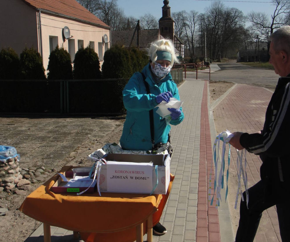 W Radaczu rozdali bezpłatnie mieszkańcom uszyte maseczki