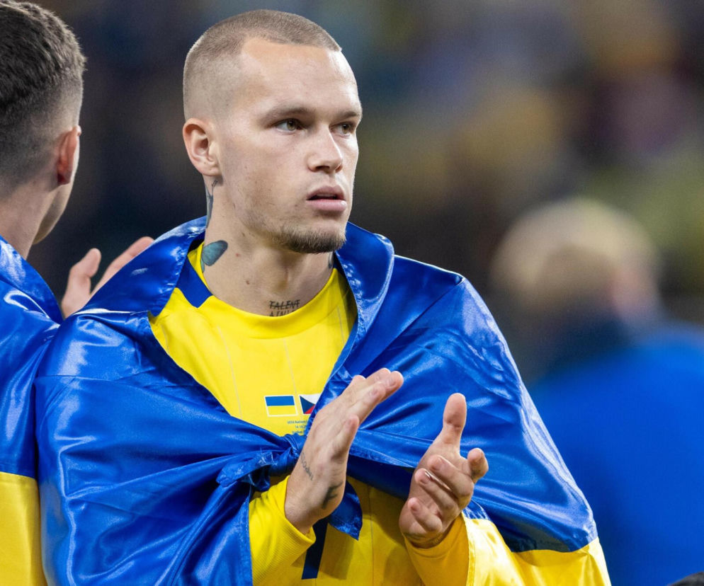 Piłkarz Mychajło Mudryk z flagą Ukrainy na ramionach. O kłopotach finansowych zawodnika przeczytasz na SE Supersport.