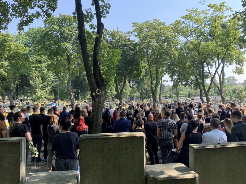 Pogrzeb 18-letniej Wiktorii. Biała urna z prochami spoczęła w grobie. Ból, który rozdziera serca